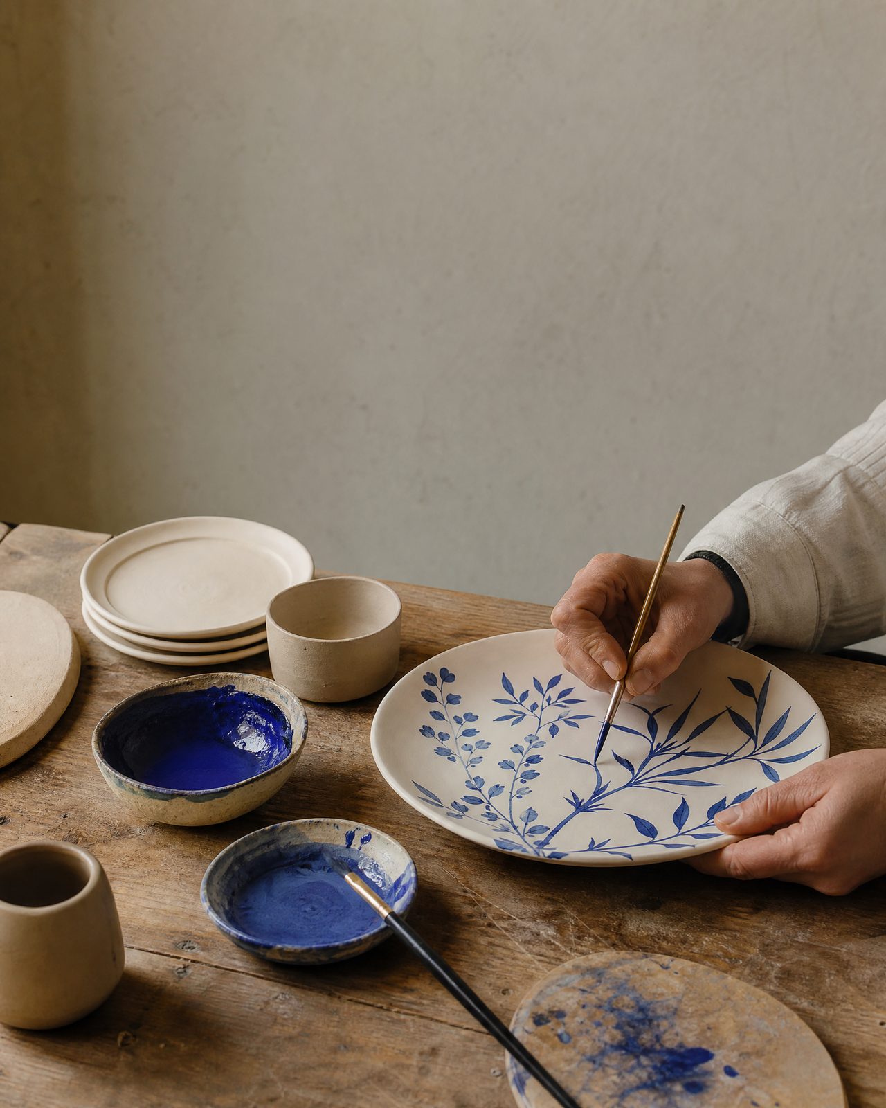 Artesana pintando cerámica